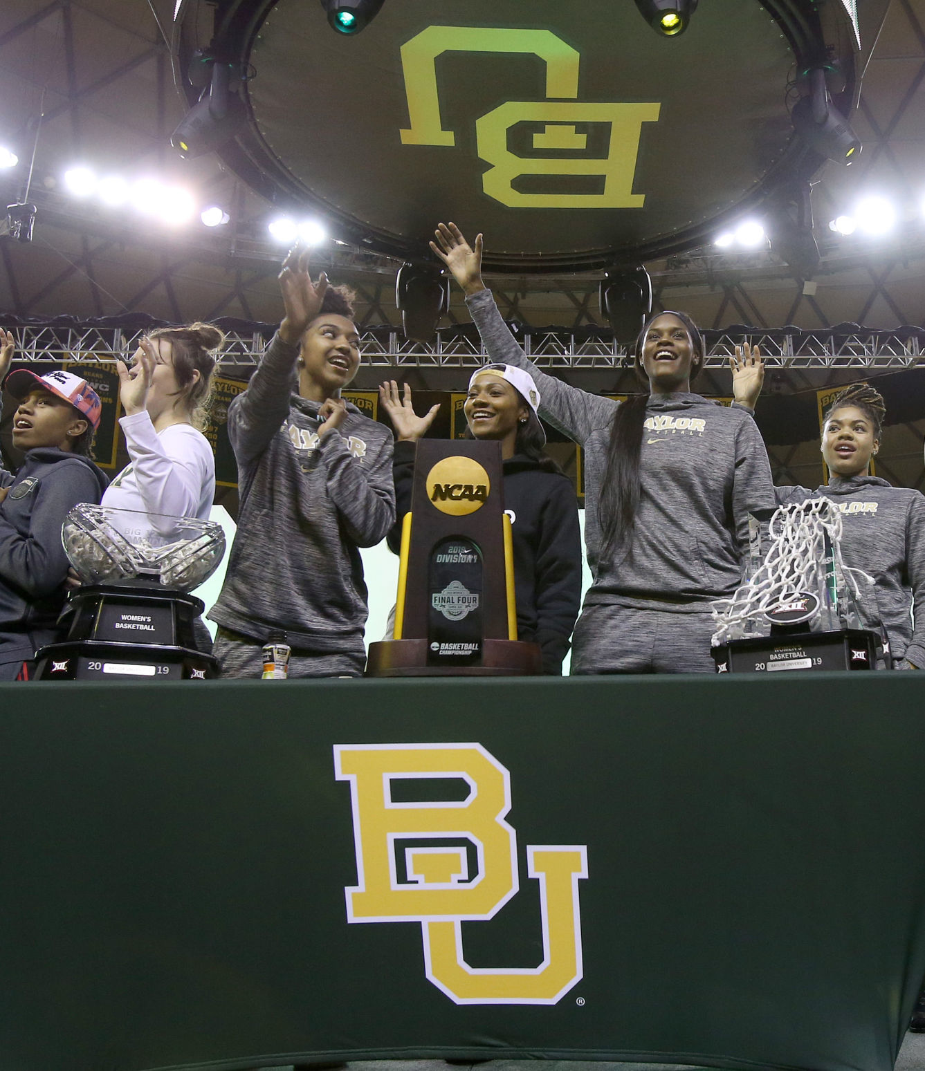 20190409_loc_lady_bears_welcome_jl7